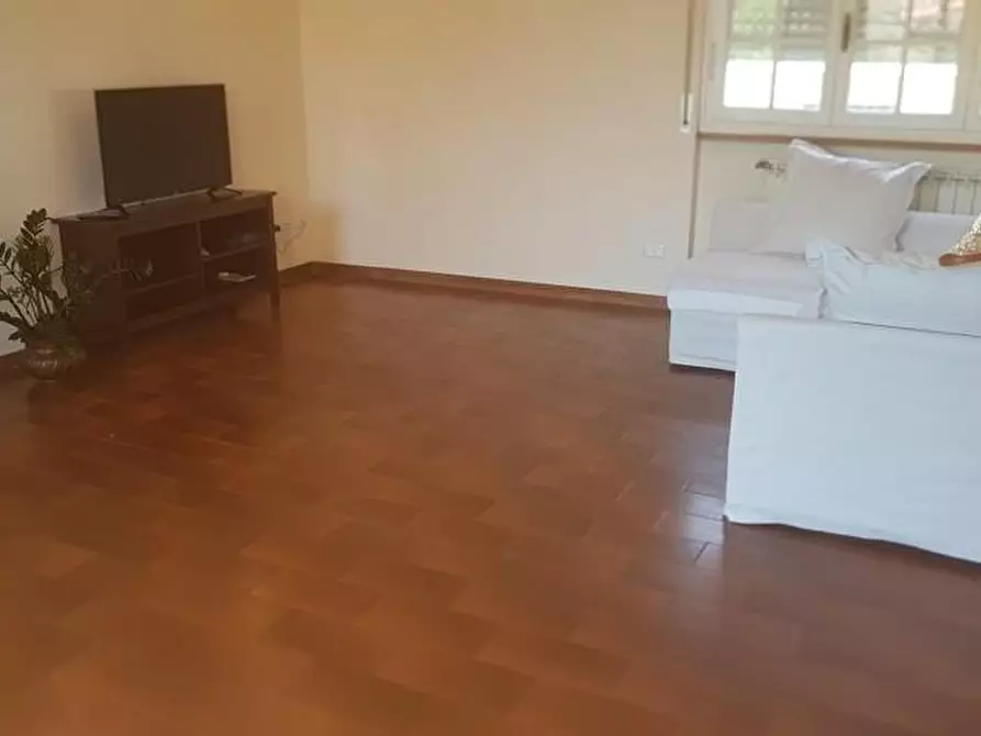 Immagine 37 di Casa bifamiliare in affitto  a Lucca