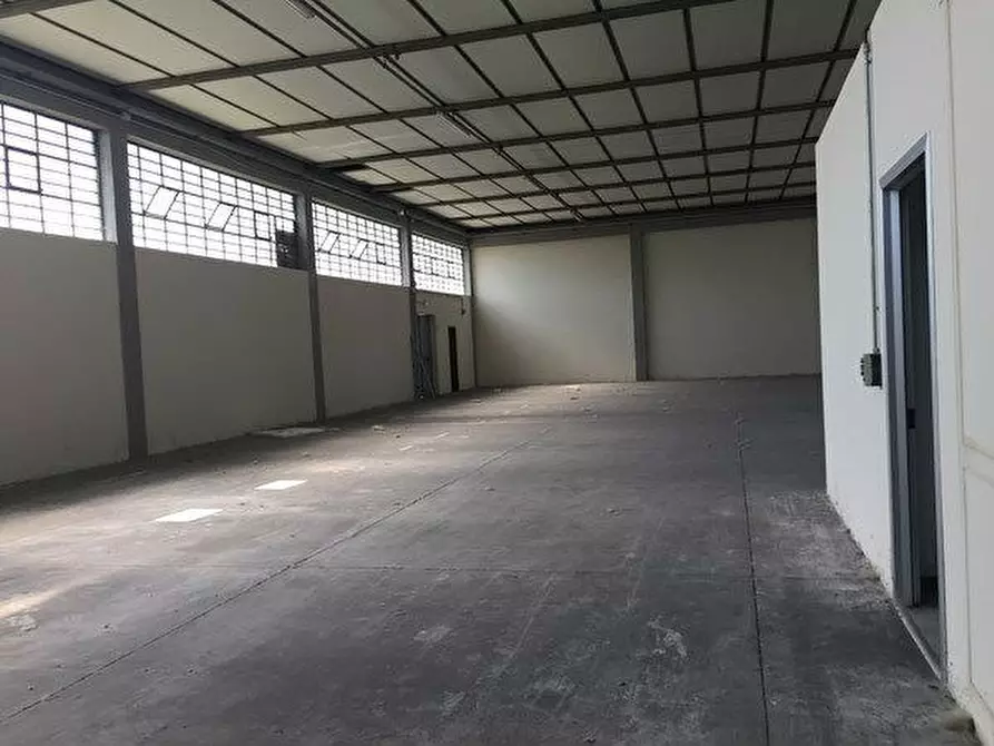 Immagine 12 di Capannone industriale in affitto  a Porcari