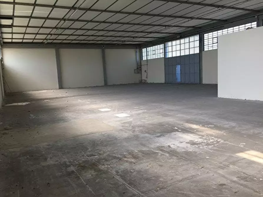 Immagine 10 di Capannone industriale in affitto  a Porcari