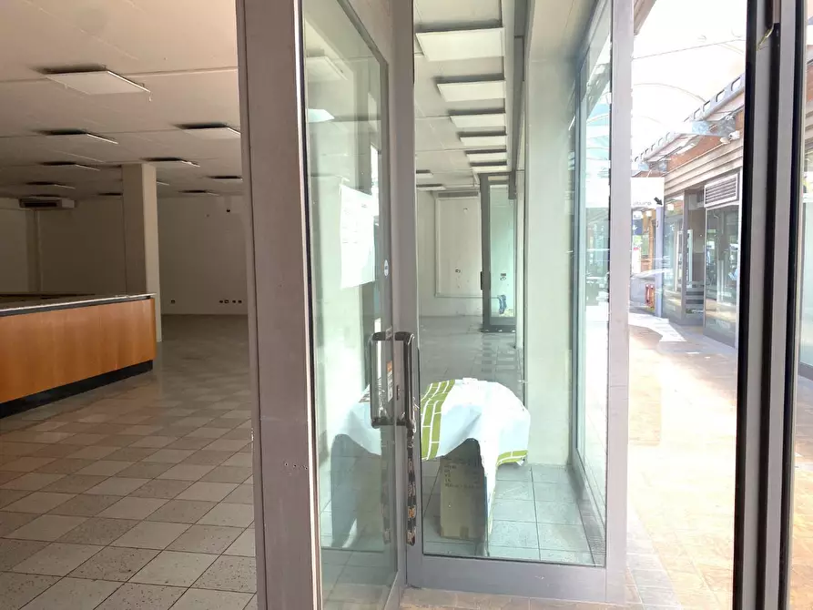 Immagine 3 di Locale commerciale in affitto  a Lucca