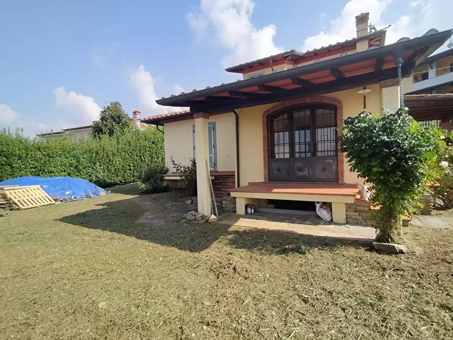Immagine 8 di Villa in vendita  a Massa