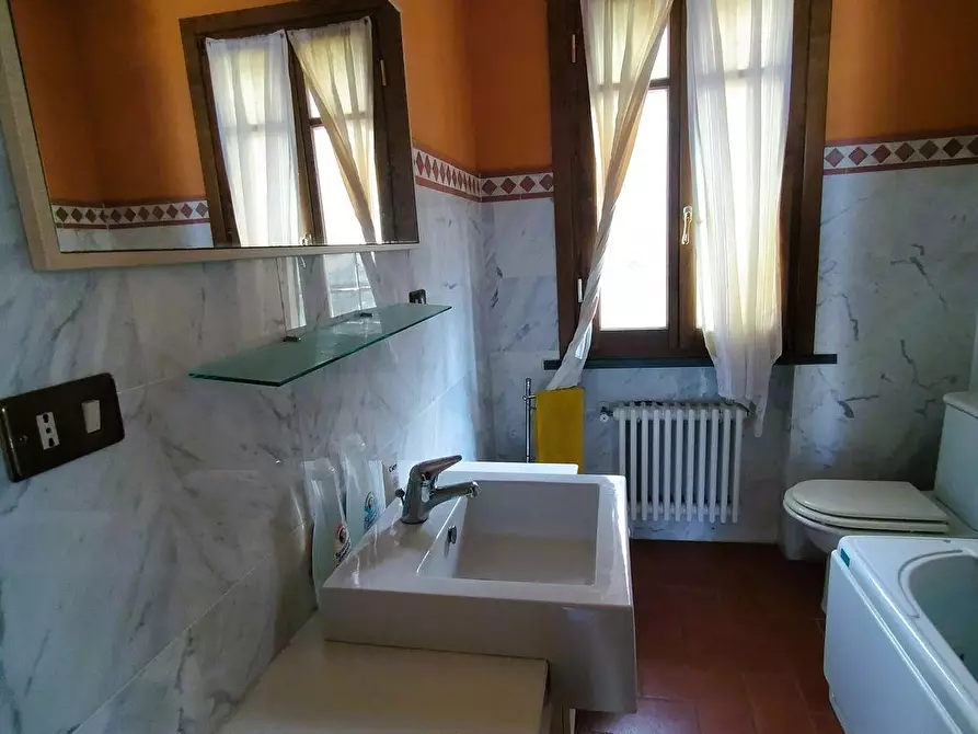 Immagine 16 di Villa in vendita  a Massa