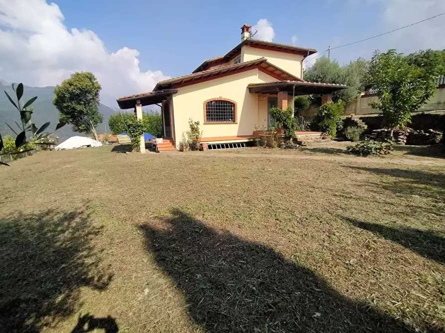 Immagine 3 di Villa in vendita  a Massa