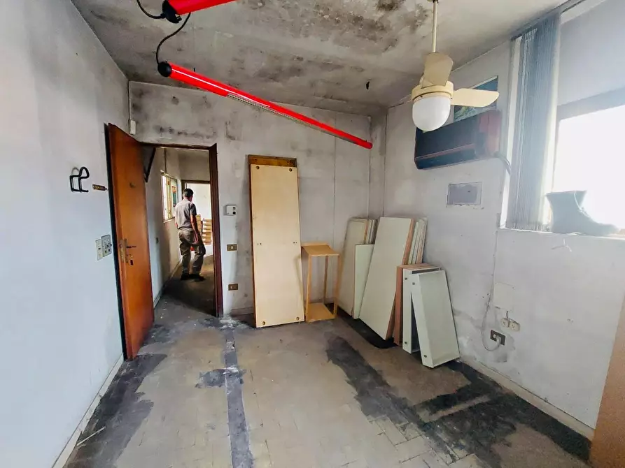 Immagine 24 di Capannone industriale in vendita  a Viareggio