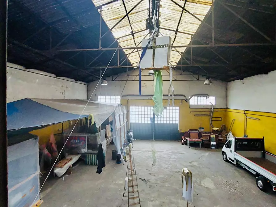 Immagine 30 di Capannone industriale in vendita  a Viareggio