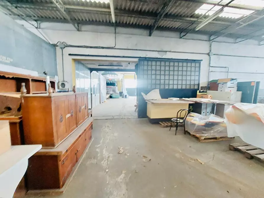 Immagine 4 di Capannone industriale in vendita  a Viareggio