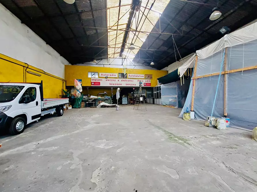 Immagine 5 di Capannone industriale in vendita  a Viareggio