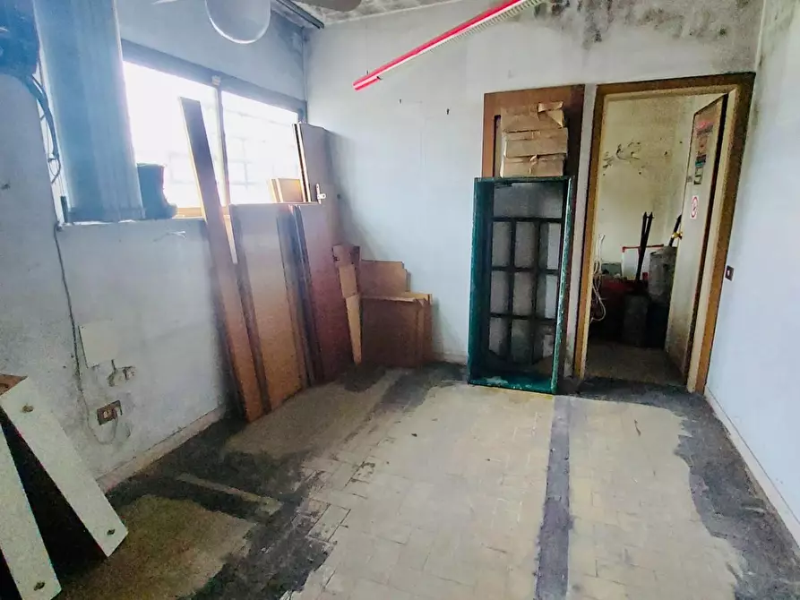 Immagine 7 di Capannone industriale in vendita  a Viareggio