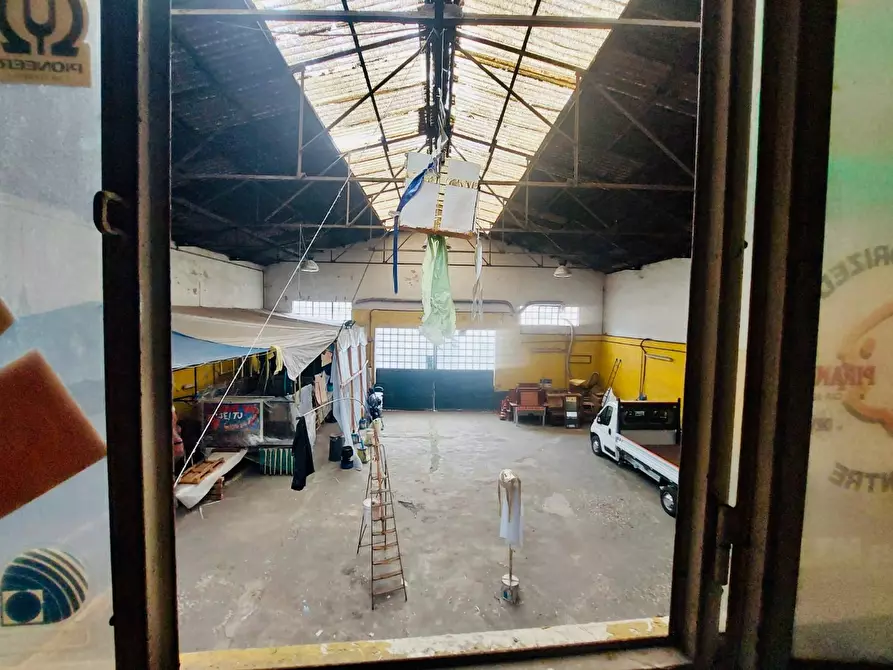 Immagine 11 di Capannone industriale in vendita  a Viareggio