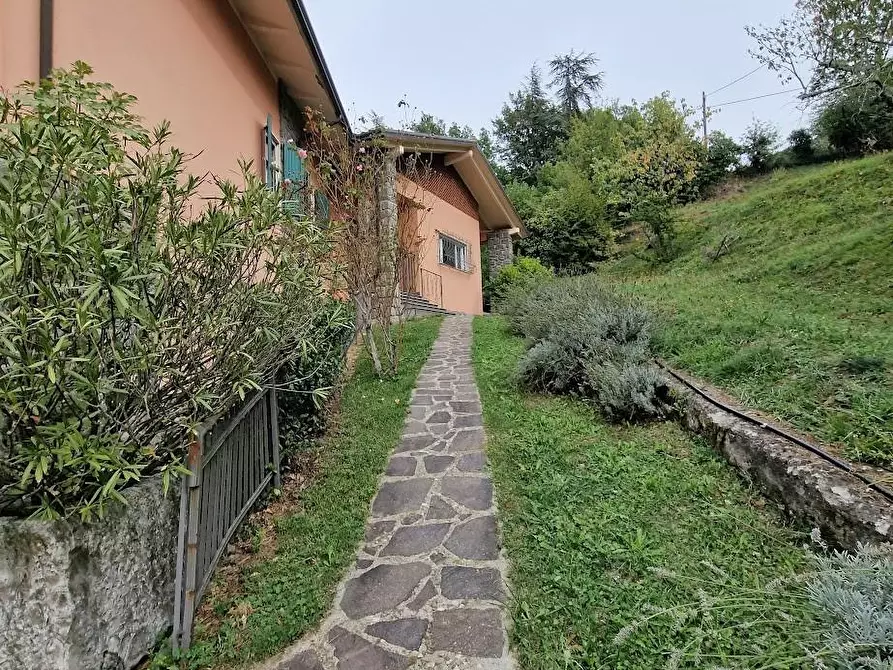 Immagine 6 di Villa in vendita  a Fivizzano