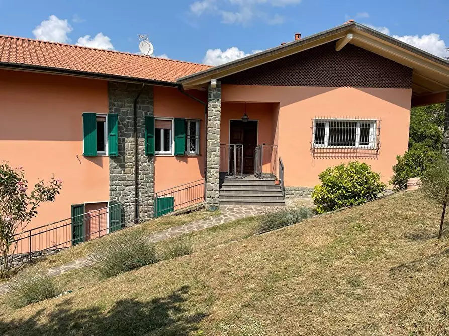 Immagine 9 di Villa in vendita  a Fivizzano