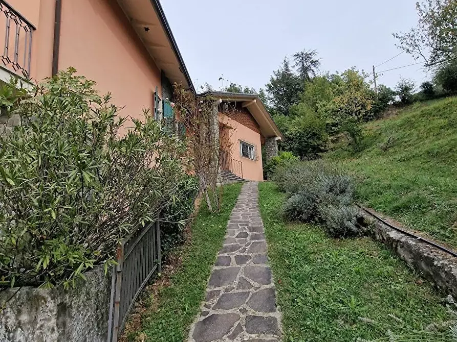 Immagine 7 di Villa in vendita  a Fivizzano