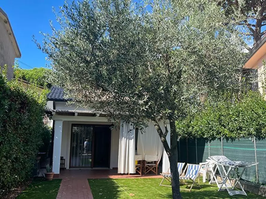 Immagine 1 di Casa indipendente in affitto  a Forte Dei Marmi