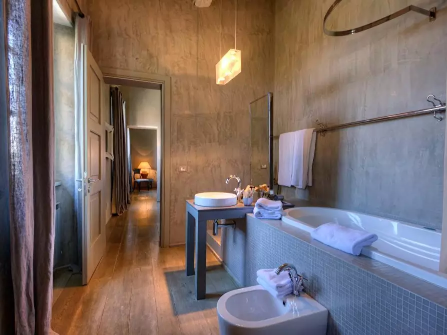 Immagine 39 di Albergo/B&B/Residence in vendita  a Montevarchi