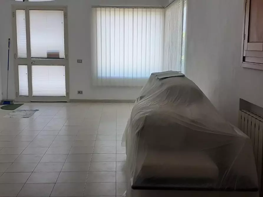 Immagine 6 di Locale commerciale in vendita  a Massa