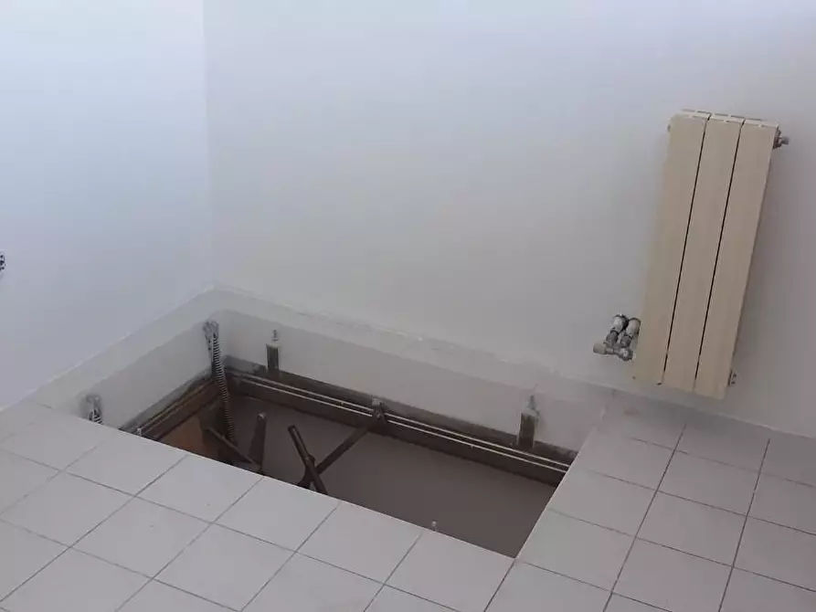 Immagine 5 di Locale commerciale in vendita  a Massa