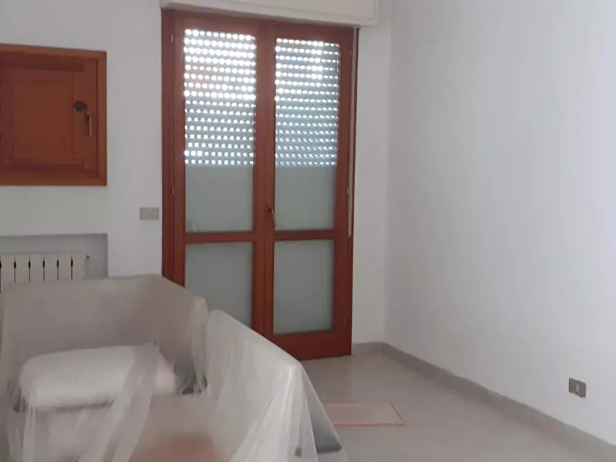 Immagine 2 di Locale commerciale in vendita  a Massa