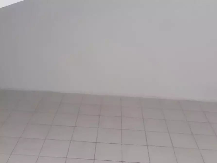 Immagine 4 di Locale commerciale in vendita  a Massa