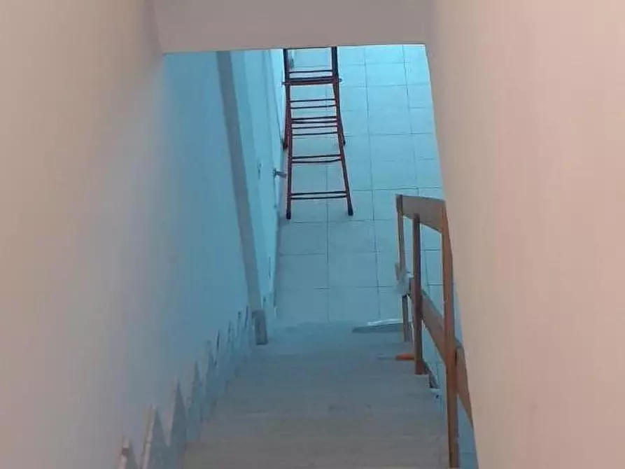 Immagine 9 di Locale commerciale in vendita  a Massa