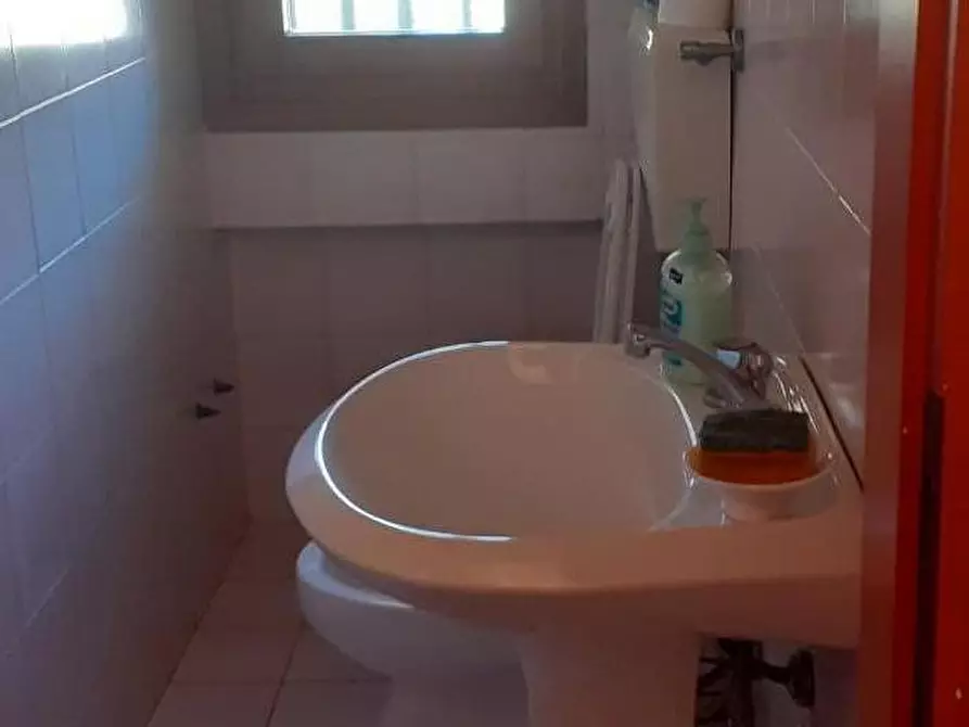 Immagine 7 di Locale commerciale in vendita  a Massa