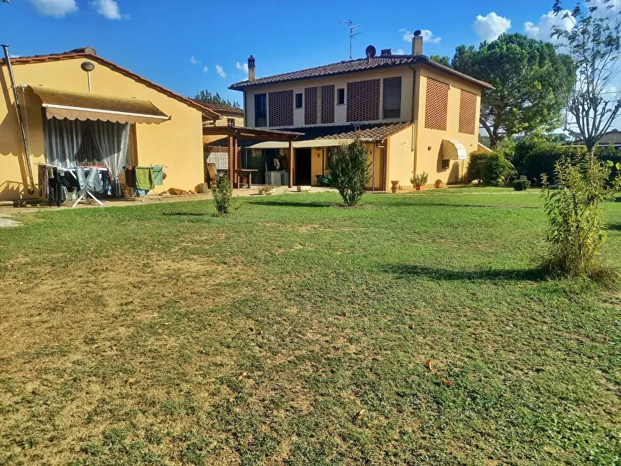 Immagine 1 di Deposito in vendita  a Castelfiorentino