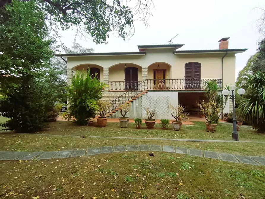 Immagine 1 di Villa in vendita  a Capannori