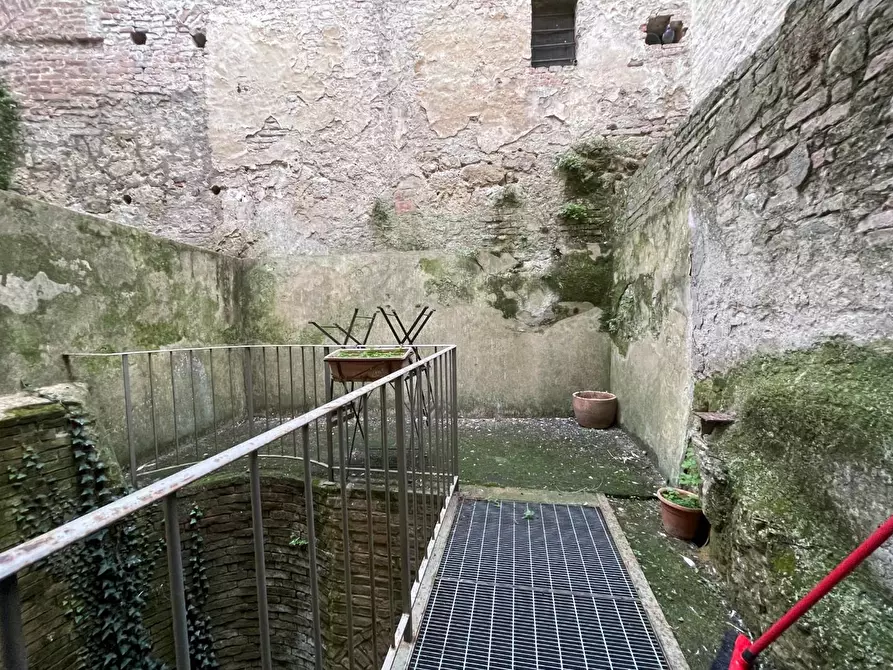 Immagine 5 di Palazzo in vendita  a Siena