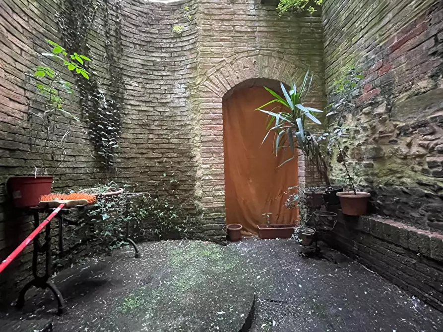 Immagine 2 di Palazzo in vendita  a Siena