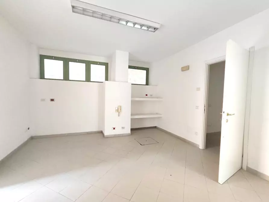 Immagine 6 di Ufficio in affitto  a Carrara