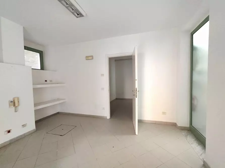 Immagine 5 di Ufficio in affitto  a Carrara
