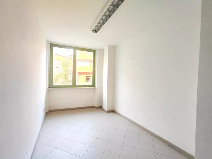 Immagine 10 di Ufficio in affitto  a Carrara