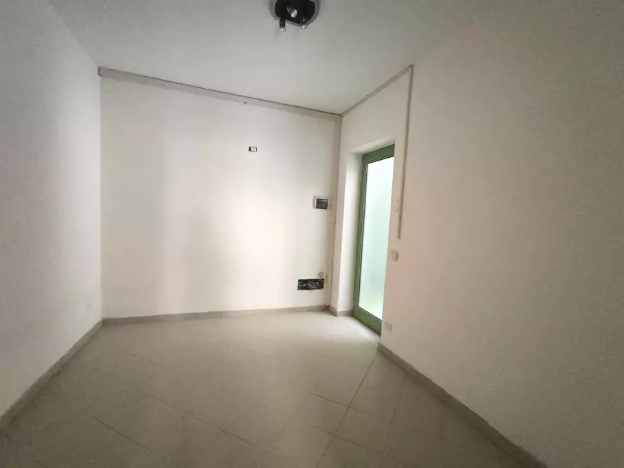 Immagine 9 di Ufficio in affitto  a Carrara