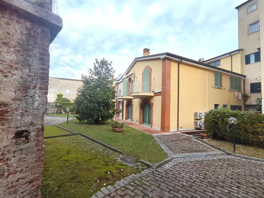 Immagine 1 di Ufficio in affitto  a Carrara