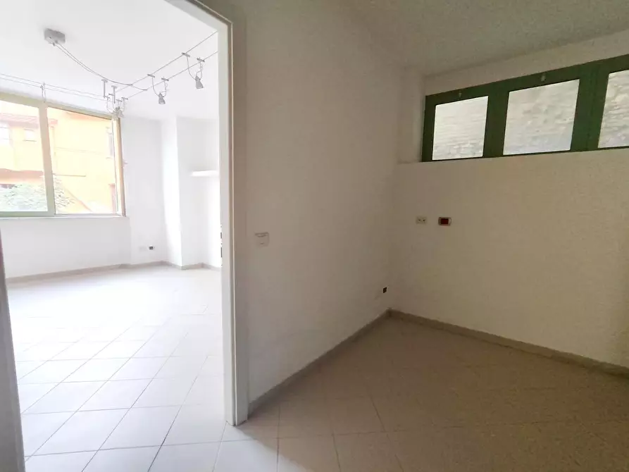 Immagine 7 di Ufficio in affitto  a Carrara