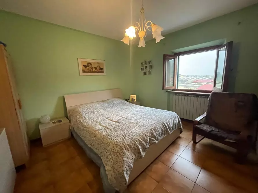 Immagine 13 di Appartamento in vendita  a Lucca