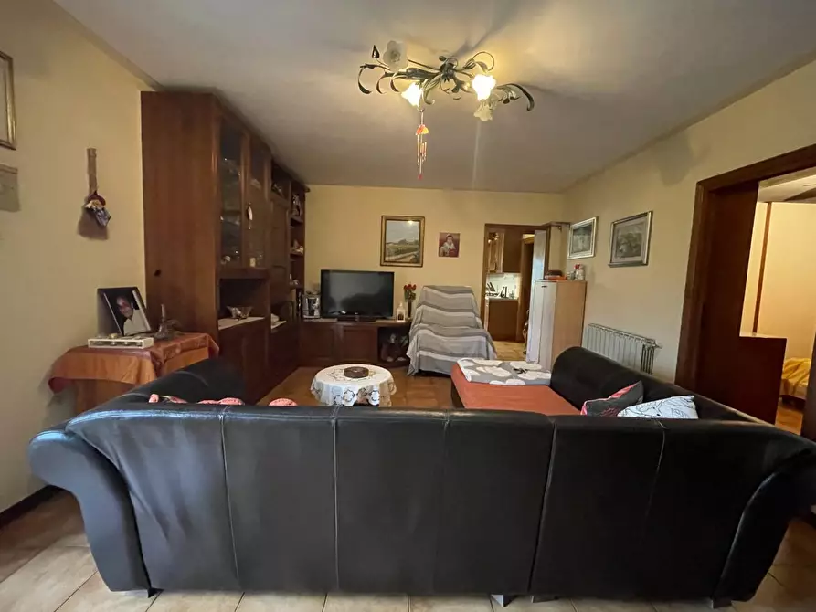 Immagine 6 di Appartamento in vendita  a Lucca