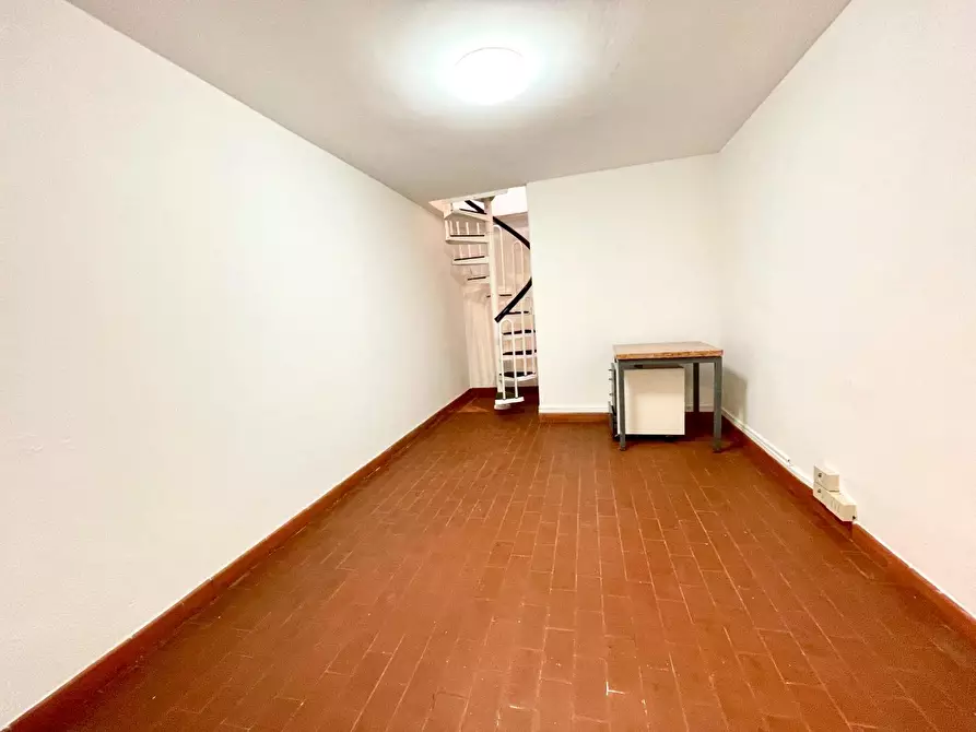 Immagine 10 di Locale commerciale in vendita  a Massa