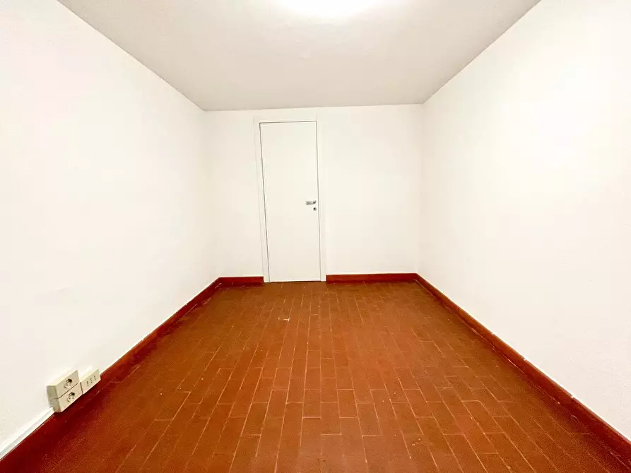 Immagine 7 di Locale commerciale in vendita  a Massa