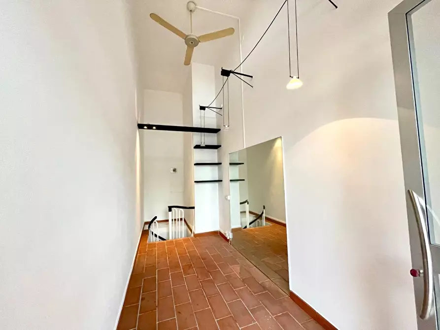 Immagine 4 di Locale commerciale in vendita  a Massa