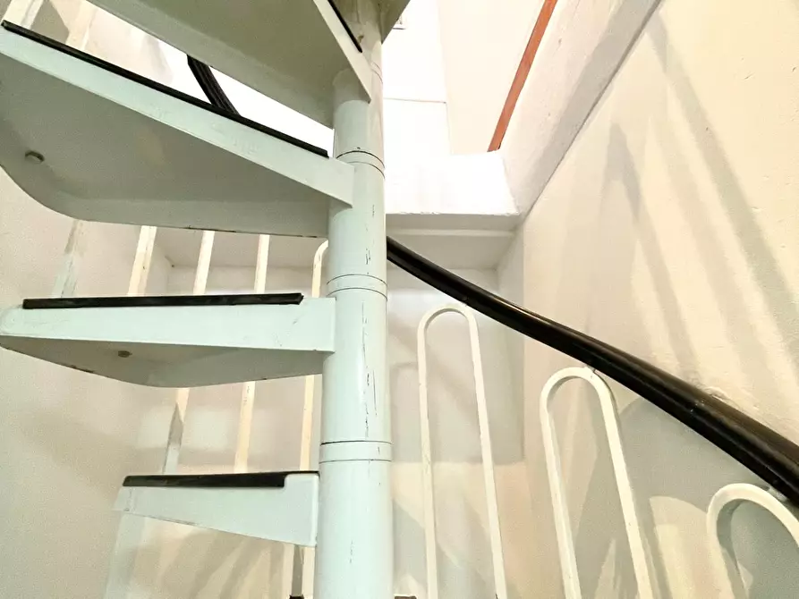 Immagine 6 di Locale commerciale in vendita  a Massa