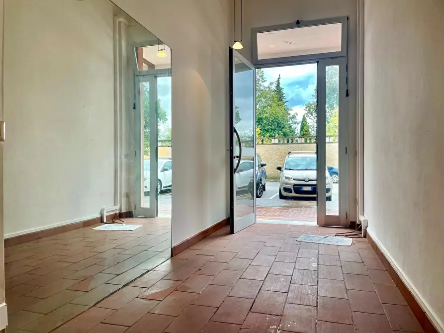 Immagine 5 di Locale commerciale in vendita  a Massa