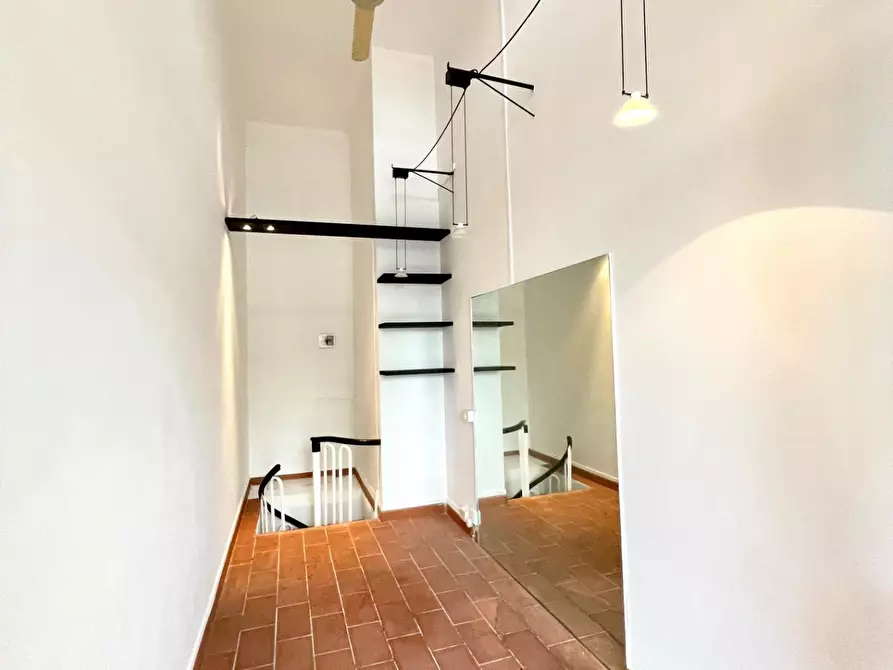 Immagine 2 di Locale commerciale in vendita  a Massa