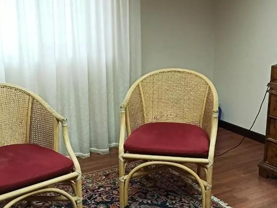 Immagine 12 di Ufficio in affitto  a Lucca