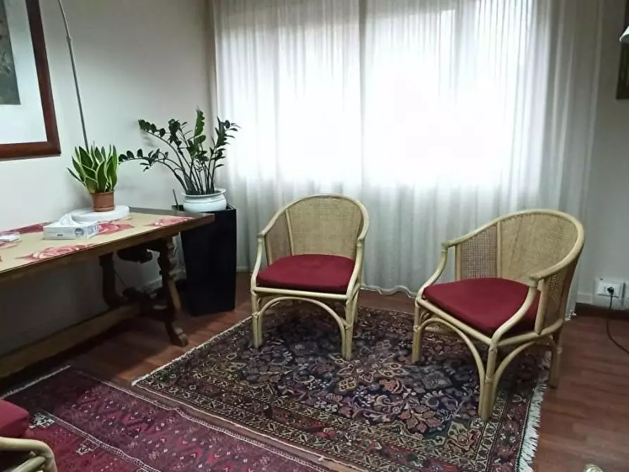 Immagine 8 di Ufficio in affitto  a Lucca