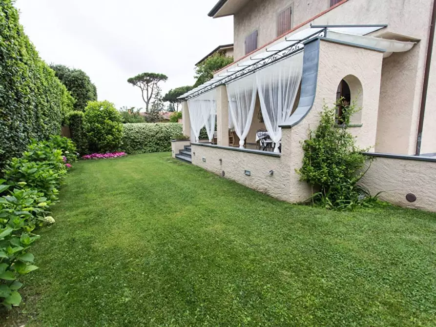 Immagine 2 di Villa in affitto  a Forte Dei Marmi