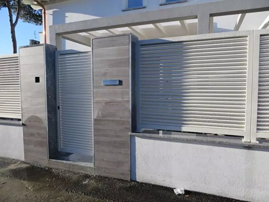 Immagine 5 di Villa in vendita  a Montignoso