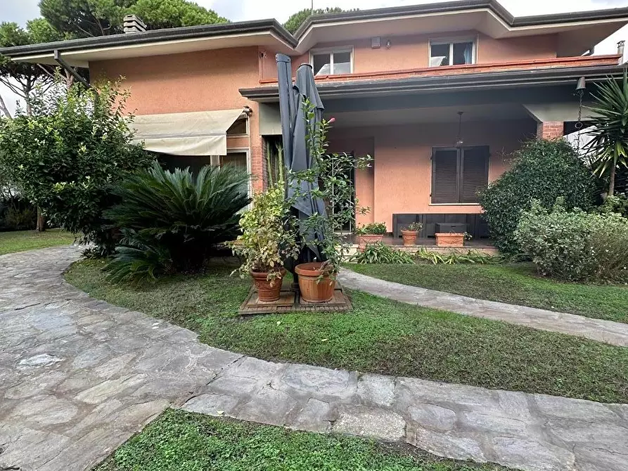 Immagine 11 di Villa in vendita  a Montignoso