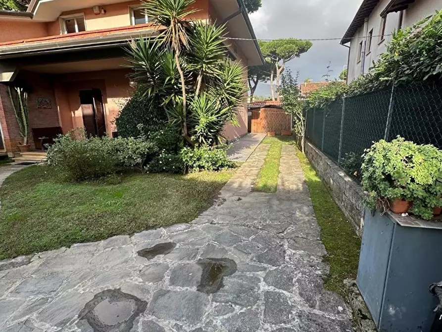 Immagine 5 di Villa in vendita  a Montignoso