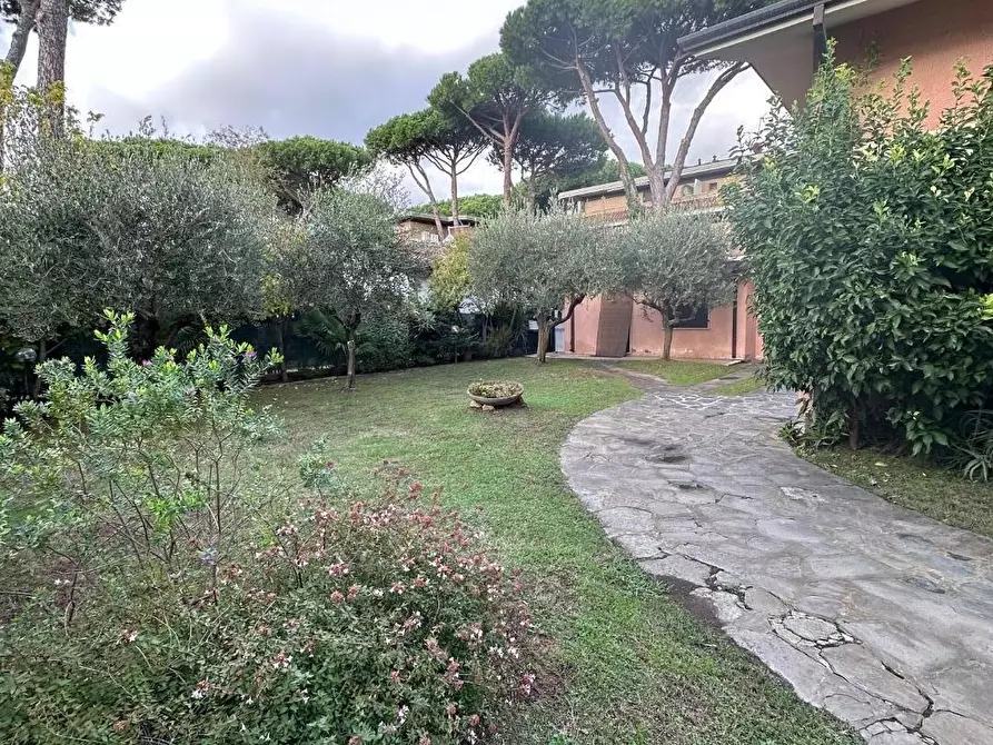 Immagine 13 di Villa in vendita  a Montignoso