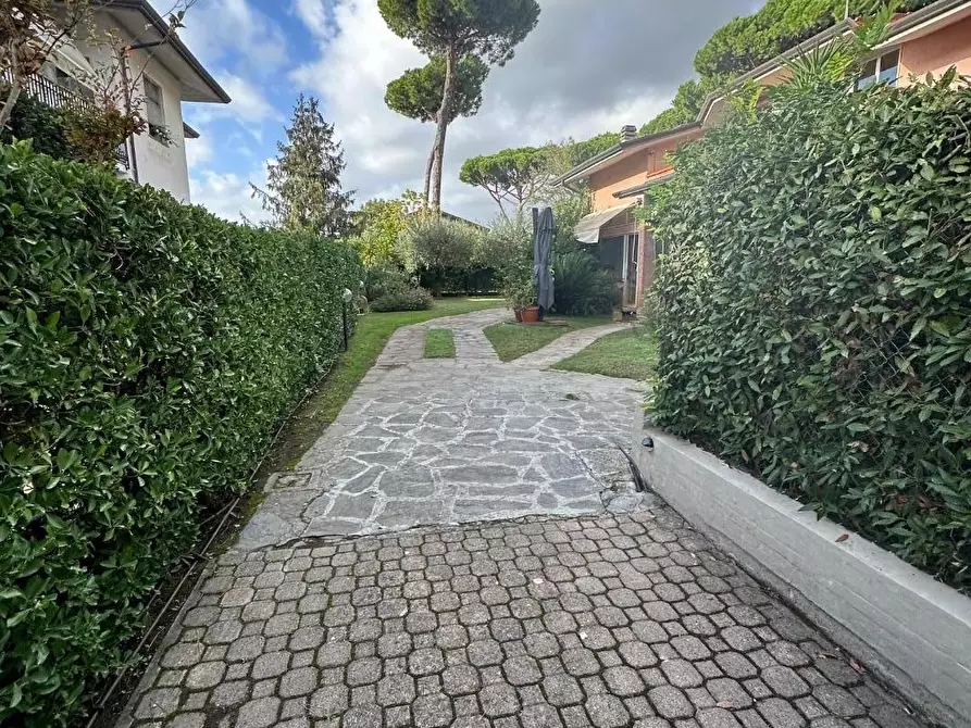 Immagine 3 di Villa in vendita  a Montignoso